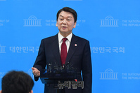 [포토] 질문에 답하는 안철수 국민의힘 당대표 후보