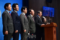 [포토] 투표 독려하는 유흥수 국민의힘 선거관리위원장