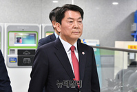 [포토] 회견장 떠나는 안철수 국민의힘 당대표 후보