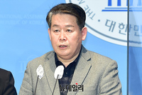 [포토] 미국 연방의회 한반도 평화법안 발의 환영성명 발표하는 김경협