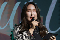 [포토] 유주 소개하는 풍자