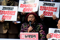 [포토] 국회 계단 앞에 선 일본 강제동원 피해자 양금덕 할머니