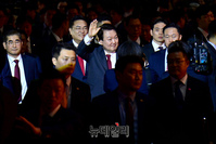 [포토] 전당대회장 떠나는 윤석열 대통령