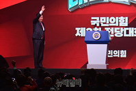 [포토] 손들어 인사하는 윤석열 대통령