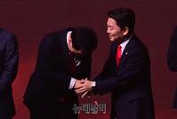 [포토] 경쟁 후보들과 인사 나누는 김기현 신임 당대표