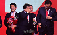 [포토] 최고위원 당선에 눈물 훔치는 태영호 후보