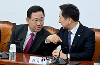 [포토] 대화 나누는 김기현 신임 대표와 주호영 원내대표
