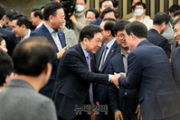 [포토] 의원들과 인사 나누는 김기현 국민의힘 대표