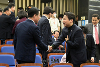 [포토] 인사 나누는 장예찬 청년 최고위원