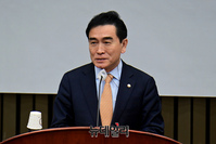 [포토] 당선 감사 전하는 태영호 국민의힘 최고위원