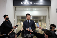 [포토] 빈소서 취재진 질문 답하는 한민수 민주당 대변인