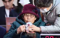 [포토] 외통위 출석해 물 마시는 양금덕 할머니