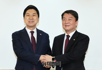 [포토] 손 맞잡은 김기현·안철수