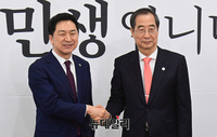 [포토] 기념 촬영하는 김기현 대표와 한덕수 총리