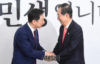 [포토] 악수 나누는 김기현·한덕수