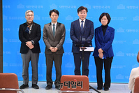 [포토] 기자들의 질문에 답하는 민주당 법사위원들