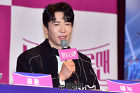 [포토] 에녹 '단아함 맡고 있습니다'