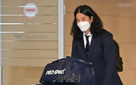 [포토] 고개 숙여 입국하는 김원중 선수