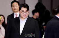 [포토] 관훈토론회 입장하는 방시혁 하이브 의장