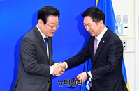[포토] 인사 나누는 김기현·이재명