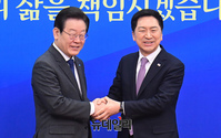 [포토] 손 맞잡은 김기현·이재명 대표