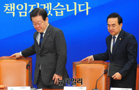 [포토] 자리에 앉는 이재명 민주당 대표