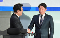 [포토] 인사 나누는 이재명·강훈식