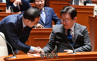 [포토] 인사 나누는 이재명 민주당 대표와 박홍근 원내대표