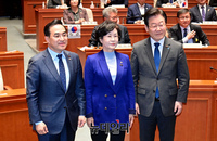 [포토] 기념촬영 하는 이재명·박홍근·김상희