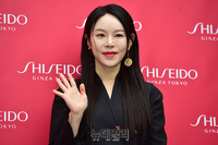 [포토] 리사 '빨간가방 패션 포인트'