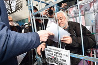 [포토] 체포영장 전달 받은 박경석 전장연 대표