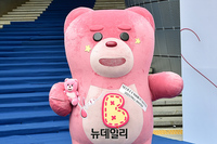 [포토] 서울패션위크에 등장한 롯데홈쇼핑 핑크곰 '벨리곰'