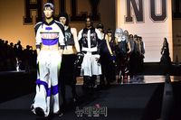 [포토] 2023 서울패션위크, 최경호-송현희 '홀리넘버7' 런웨이