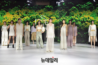 [포토] 환경친화적 소재 활용한 의상...'네이크스' 런웨이
