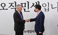 [포토] 인사 나누는 김기현 대표와 필립 골드버그 주한미국대사