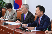 [포토] 대화 나누는 김기현 대표와 필립 골드버그 대사