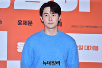 [포토] 김준한 '시선집중 하늘색 의상'