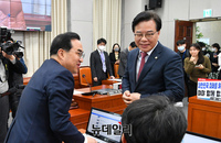 [포토] 대화 나누는 박홍근 ·송언석 