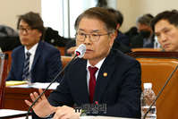 [포토] 의원들의 질문에 답하는 이정식 고용노동부 장관