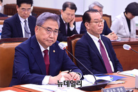 [포토] 답변하는 박진 외교부 장관