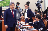 [포토] 야당 의원들과 인사 나누는 박진 외교부 장관