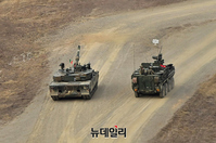 [포토] 전술기동하는 미2사단 스트라이커 장갑차