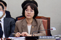 [포토] 의원들의 질문 듣고 있는 이영 중소벤처기업부 장관