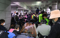 [포토] 시청역 환승통로 가득 채운 전장연
