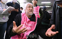 [포토] 전장연, 1호선 시청역서 시위 재개
