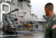 [포토] 쌍룡훈련 위해 부산 정박한 美 마킨 아일랜드함