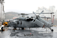 [포토] 마킨 아일랜드함에 주기된 MH-60 시호크