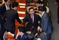 [포토] 본회의장서 대화 나누는 주호영·박홍근