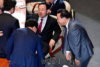 [포토] 인사 나누는 김기현 국힘당 대표와 박홍근 민주당 원내대표