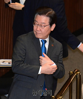 [포토] 본회의 참석하는 이재명 민주당 대표